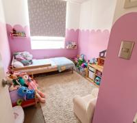 Un segundo dormitorio que conecta los espacios comunes con el dormitorio en suite