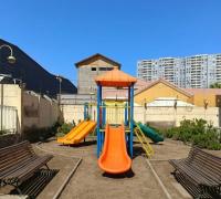 Áreas infantiles con juegos y espacios libres para cisrcular y compartir
