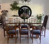 Comedor familiar con mesa de vidrio, vista al jardín y acceso directo a la cocina.