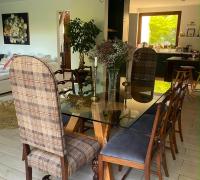 Comedor integrado al living y la cocina, con amplios espacios para reuniones familiares.