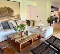 Living con sofá seccional, mesa de centro e integración al comedor y la cocina.