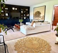 Amplio living familiar con sofá seccional y mueble empotrado para televisión.