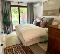 Dormitorio principal con salida directa al jardín, clósets y aire acondicionado.