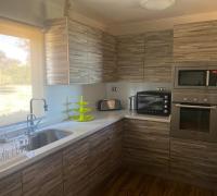 Cocina amoblada y equipada con horno eléctrico