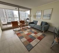 Amplio, muy luminoso (orientación norponiente) y con un moderno mesón integrado que conecta de forma fluida con la cocina. Salida a terraza.