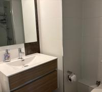 Segundo baño, con tina fuera de los dormitorios