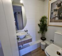 Práctico medio baño ubicado estrategicamente en el área del hall  de entrada ideal para la comodidad de los invitados.