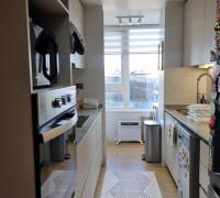 Elegante diseño, cubierta de granito, cocina encimera,  campana y horno eléctrico. 