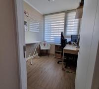 Dormitorio amplio, que puedes usar también como oficina. 