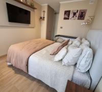 Espectacular y amplio dormitorio principal diseñado para el máximo descanso. Destaca por su gran luminosidad, un cómodo walking closet y su salida exclusiva a su balcón privado cerrado con cristales plegables.