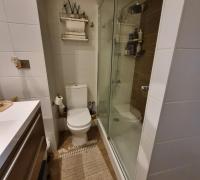 Baño privado y completo integrado al dormitorio principal ofrece total comodidad y excelente ventilación. 
