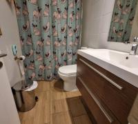 Cómodo y amplio baño completo equipado con todo lo necesario para el resto de la familia.  