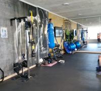 Gimnasio equipado, espacio completo y acondicionado para tu rutina de entrenamiento diaria sin salir de casa.