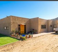 Vivienda estilo "mediterránea". Construidada en base a estructura de metalcom; piso flotante en dormitorios y porcelanato en áreas comunes;  pavimento en zonas húmedas: Cocina equipada con horno, encimera y campana.