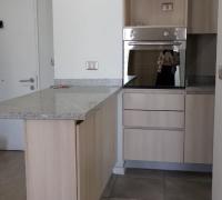 entrada con parte de la cocina