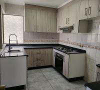 COCINA RENOVADA CON GRAN CAPACIDAD DE ALMACENAMIENTO