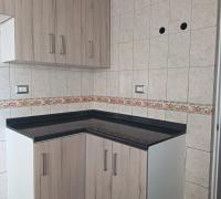 ESTRATEGICO DISEÑO DE COCINA RENOVADA CON AMPLIOS ESPACIOS PARA SUS ELECTRODOMESTICOS Y MERCADERIA