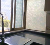 ESPACIOSA Y VENTILADA  COCINA CON VISTA PARCIAL A LA AVENIDA