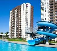 Piscina con tobogán 