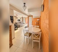 Comedor de la casa con mesa redonda y sillas, conectado al área de estar.