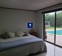 Dormitorio principal con vista a jardines