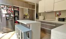 Cocina completa con isla y comedor