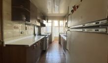 Cocina con salida a logia y dormitorio de servicio