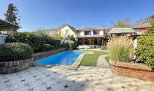 Piscina y vista hacia la casa