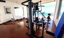 Gimnasio completo con vista al mar