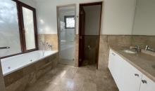 Baño en suite, completo con jacuzzi, ducha independiente y WC separado