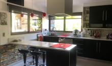 Moderna cocina, con muchos muebles, comedor de diario con salida a Quincho y comedor