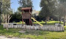 Plaza de juegos para niños al frente de la casa