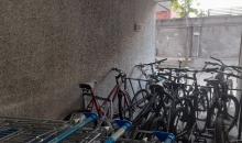 posee varias zonas de bicicleteros en el piso 1