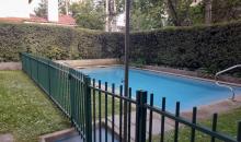 piscina amplia con aforo de 20 personas solo abre en verano