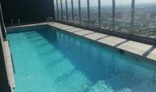 Piscina con vista panorámica de la ciudad