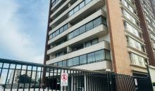 Costado lateral izquierdo del edificio y entrada estacionamiento