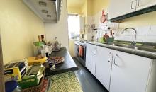 Cocina con muebles y logia incorporada