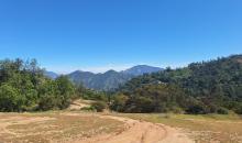 Terreno relativamente plano en loteo con construcciones armónicas con el paisaje, Al fonde a la derecha cerro El Peñón donde se ve el conocido peñasco con la cara del indio. 