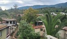 vista bajando desde el quincho, piscina y juegos infantiles