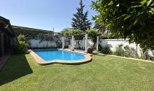 Hermoso jardín con arboles frutales y piscina