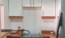 Cocina amoblada con vano hacia el living comedor