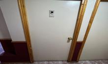 Puerto de acceso a baño de varones