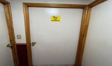Puerto de acceso a baño de discapacitados