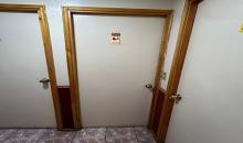 Puerto de acceso a baño de mujeres