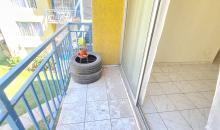 Balcón con vista a jardines del condominio