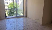 Living comedor con vista a jardines del condominio