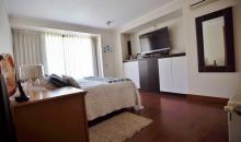 Dormitorio en suite con muebles empotrados 
