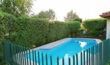 Piscina con reja 