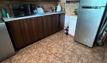 Cocina amplia con salida al patio trasero