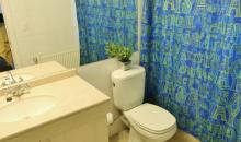 Baño dormitorios segundo piso con ventilación natural 